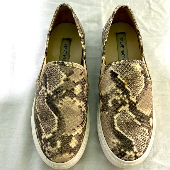 Steve Madden Slip on shoes snakeskin print. Size 6 - Picture 1 of 5